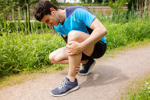 Muscle sports injury. Running muscle strain injury in thigh - Valokuva, kuva