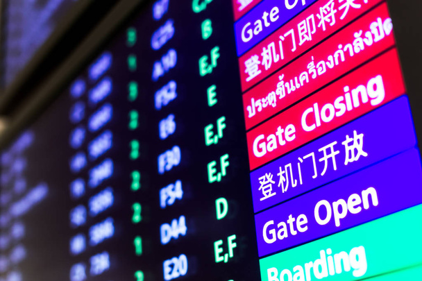 pantalla con información de vuelo en el aeropuerto
 - Foto, Imagen