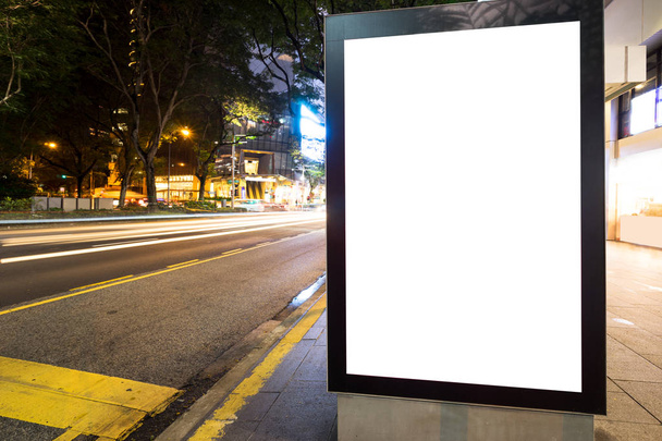 boîte à lumière emtpy sur la rue en ville
 - Photo, image