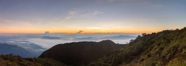 Vrstva z hor a mlha na západ slunce, krajina na Doi Luang Chiang Dao, vysoké hory v provincii Chiang Mai, Thajsko - Fotografie, Obrázek