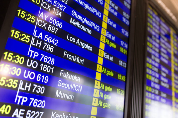 Flugnummernbildschirm im Flughafen anzeigen - Foto, Bild