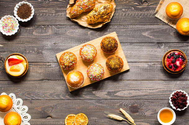 Delicious homemade muffins with yogurt, on a wooden background w - Foto, Bild