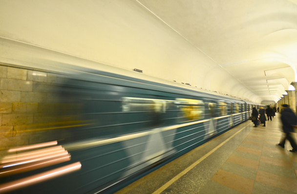 metrostation waarop rijdt uitdrukkelijke tram met passagiers - Foto, afbeelding