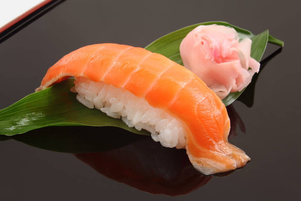 Sushi de salmón 1 pieza, Comida japonesa
 - Foto, Imagen