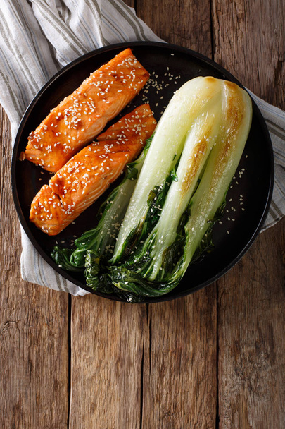 Filete de salmón esmaltado con semillas de sésamo y repollo asado bok c
 - Foto, Imagen