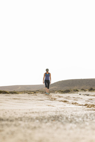 Woman in Sportswear Fitness Walking in Desert - Zdjęcie, obraz
