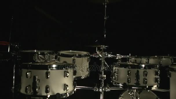 機器暗いスタジオのドラムです。ドラム ツールを設定します。音楽ドラム キット。ドラム楽器 - 映像、動画