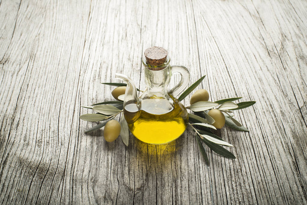 Olive oil in the bottle - Fotografie, Obrázek