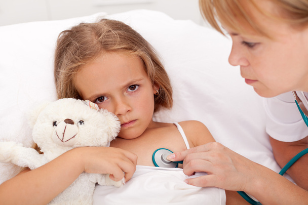 Health professional checking sick little girl - Foto, Bild