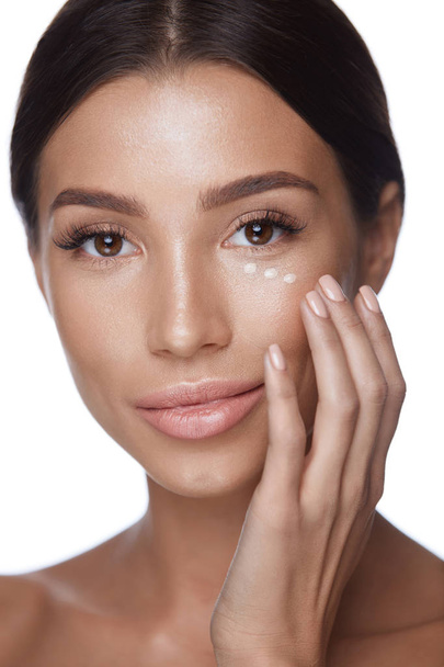 Beautiful Woman Applying Beauty Makeup Product On Face Skin - Valokuva, kuva