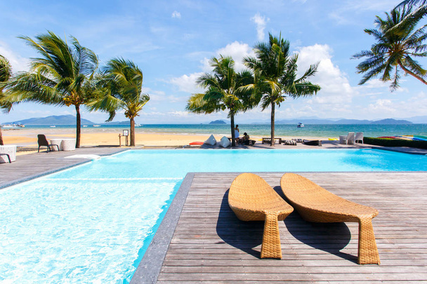 Yaz, seyahat, tatil ve tatil kavramı - şemsiye ve sandalye havuzlu otel tatil - Fotoğraf, Görsel