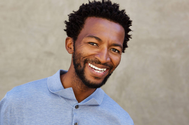 Afro americký muž s úsměvem - Fotografie, Obrázek
