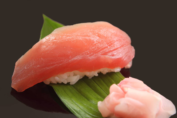 Thunfisch-Sushi 1 Stück, japanisches Essen - Foto, Bild