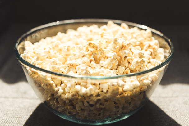 Popcorn ve skleněné misce - Fotografie, Obrázek
