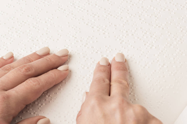 Livros Braille. O toque de seus dedos a textura do p
 - Foto, Imagem