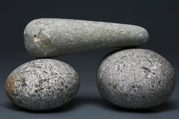 Στοίβα από πέτρες - βότσαλα σε σκούρο γκρι φόντο - Φωτογραφία, εικόνα