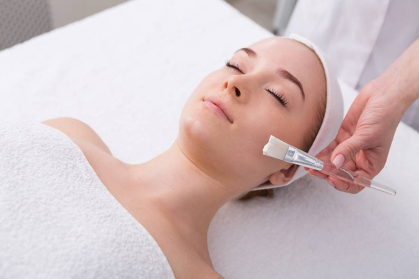 Woman gets face mask by beautician at spa - Foto, Imagem