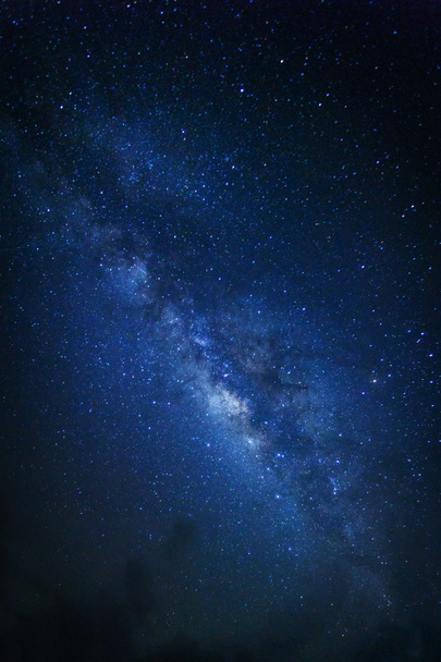 Kainatta yıldızlar ve uzay tozuyla Samanyolu Galaksisi. - Fotoğraf, Görsel