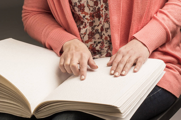 Knihy Braillovo písmo. Dotykem prstů textury p - Fotografie, Obrázek