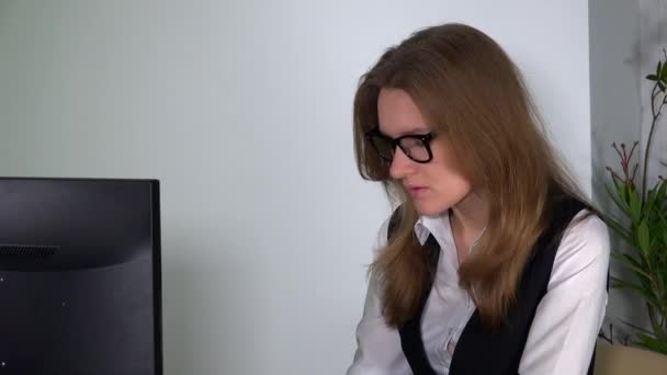 tired woman work at office computer desk. Female officer at project deadline - Кадры, видео