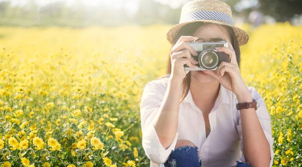 休暇の写真を撮るにカメラを使用して若い女性旅行  - 写真・画像