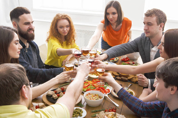 人々 はお祝いテーブルのディナー パーティーでグラスが乾杯にチャリンという音と言う - 写真・画像