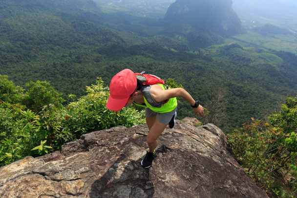 woman running at mountain topb - Foto, immagini