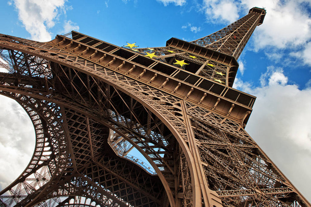 Eiffel-torni Pariisissa ammuttiin sinistä taivasta vasten, Ranska
 - Valokuva, kuva
