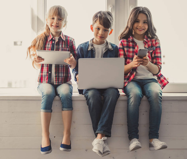 Kids with gadget - Foto, afbeelding