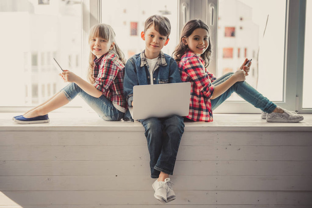 Kids with gadget - Foto, Bild