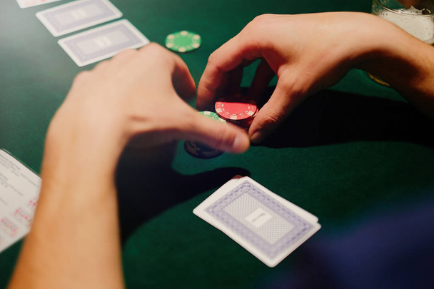 παιχνίδι πόκερ είναι ο παίκτης κρατά μια μάρκες - Φωτογραφία, εικόνα