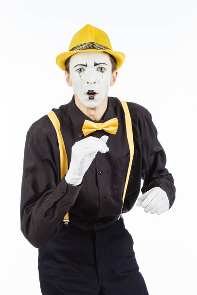 Portret van een man, pantomime in verwarring, waaruit blijkt dat hij af is - Foto, afbeelding