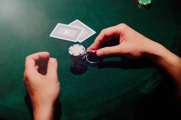 Pokerspiel ist der Spieler, der Chips hält - Foto, Bild