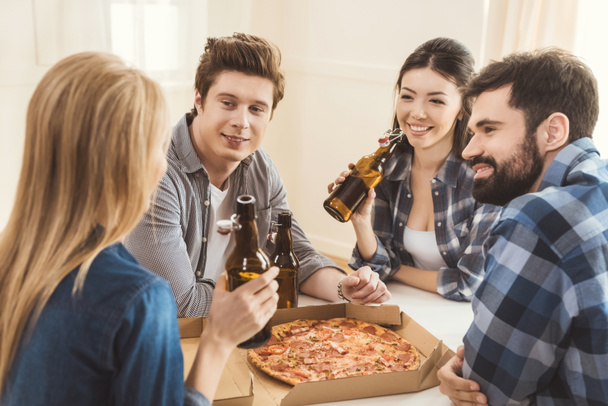 páry, pít pivo a jíst pizzu - Fotografie, Obrázek