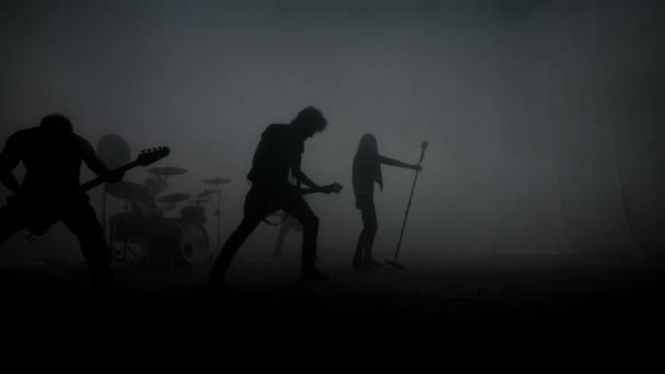 Rockmusikkonzert. Silhouetten einer Rockgruppe auf Konzertbühne - Filmmaterial, Video