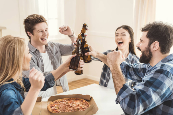 paren bier drinken en pizza eten - Foto, afbeelding