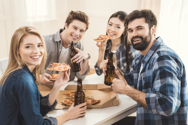 parejas bebiendo cerveza y comiendo pizza
 - Foto, Imagen