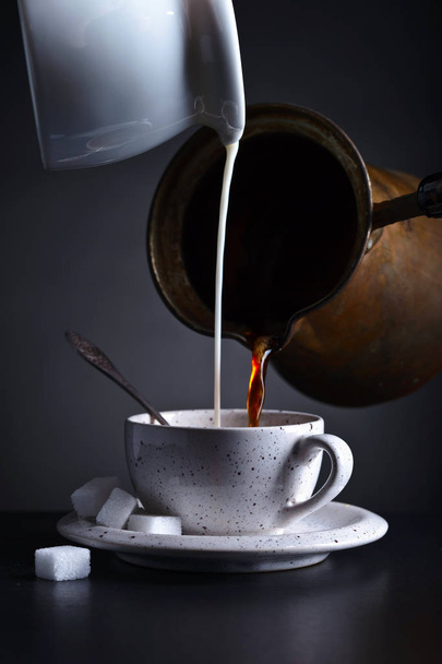  Γάλα φρέσκο ζεστό καφέ και χύνεται το Κύπελλο - Φωτογραφία, εικόνα