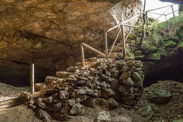 Σκάλες στο σπήλαιο εξόδου - Φωτογραφία, εικόνα
