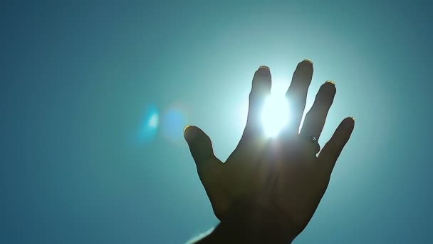 Abstraktní sluneční paprsky přes ženské prsty Palm - Záběry, video