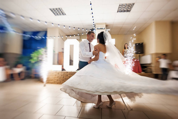 Hochzeitsgesellschaft. der erste Tanz - Foto, Bild
