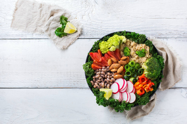 Surowe warzywa i zdrowe wegańskie, buddha bowl z kapusta liść - Zdjęcie, obraz