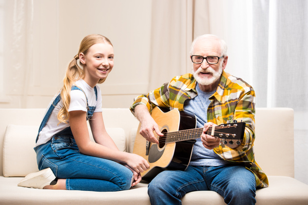 Abuelo y nieta con guitarra
  - Foto, Imagen