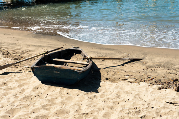 砂の上のボート - 写真・画像
