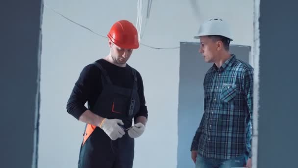 Supervisor arguing with builder - Materiał filmowy, wideo