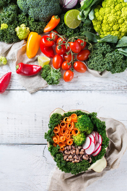健康ビーガン仏丼ケールの葉と生の野菜 - 写真・画像