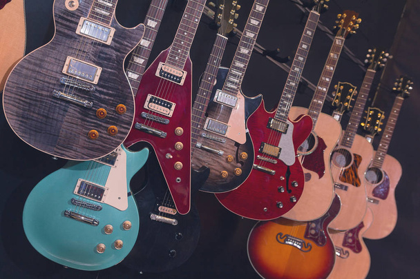 Guitarras eléctricas que cuelgan en una tienda musical
 - Foto, imagen
