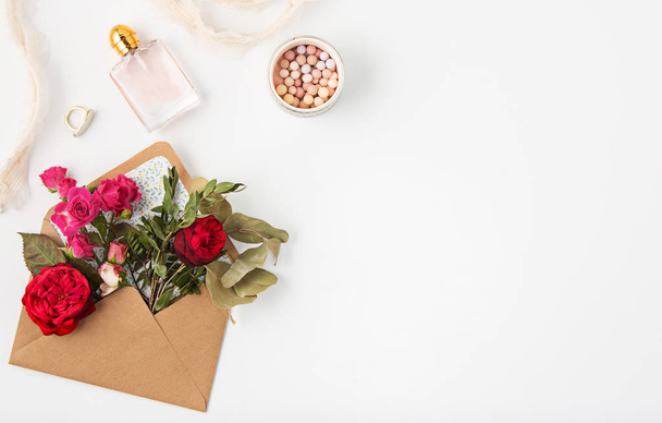 Love or valentines day concept. Red beautiful roses in envelopen - Valokuva, kuva
