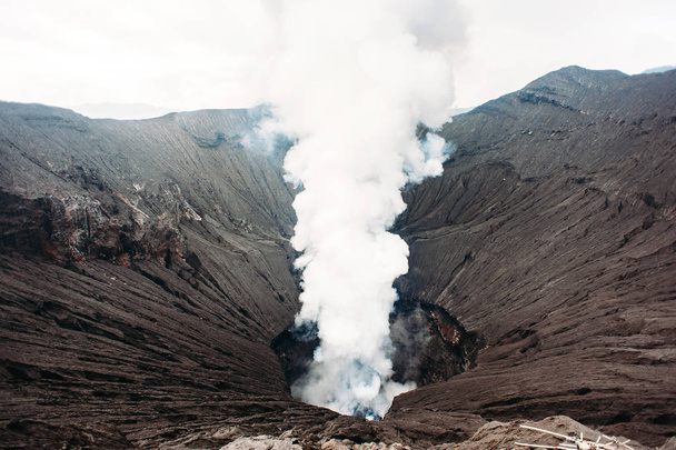 Cratère du volcan Bromo dans le parc national Bromo Tengger Semeru, Java oriental, Indonésie.  - Photo, image