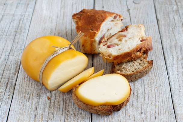 Fromage Scamorza et pain maison
 - Photo, image